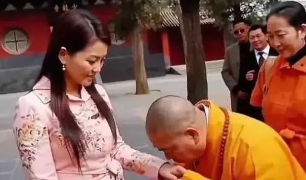 2008年，少林寺方丈释永信在公开场合以西方吻手礼问候主持人李湘，这一举动引发广