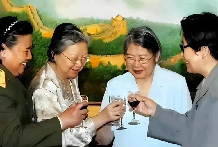 2006年，李敏、李讷和两位嫂子刘思齐、邵华相聚一堂，四人共同举起红酒杯，留下了