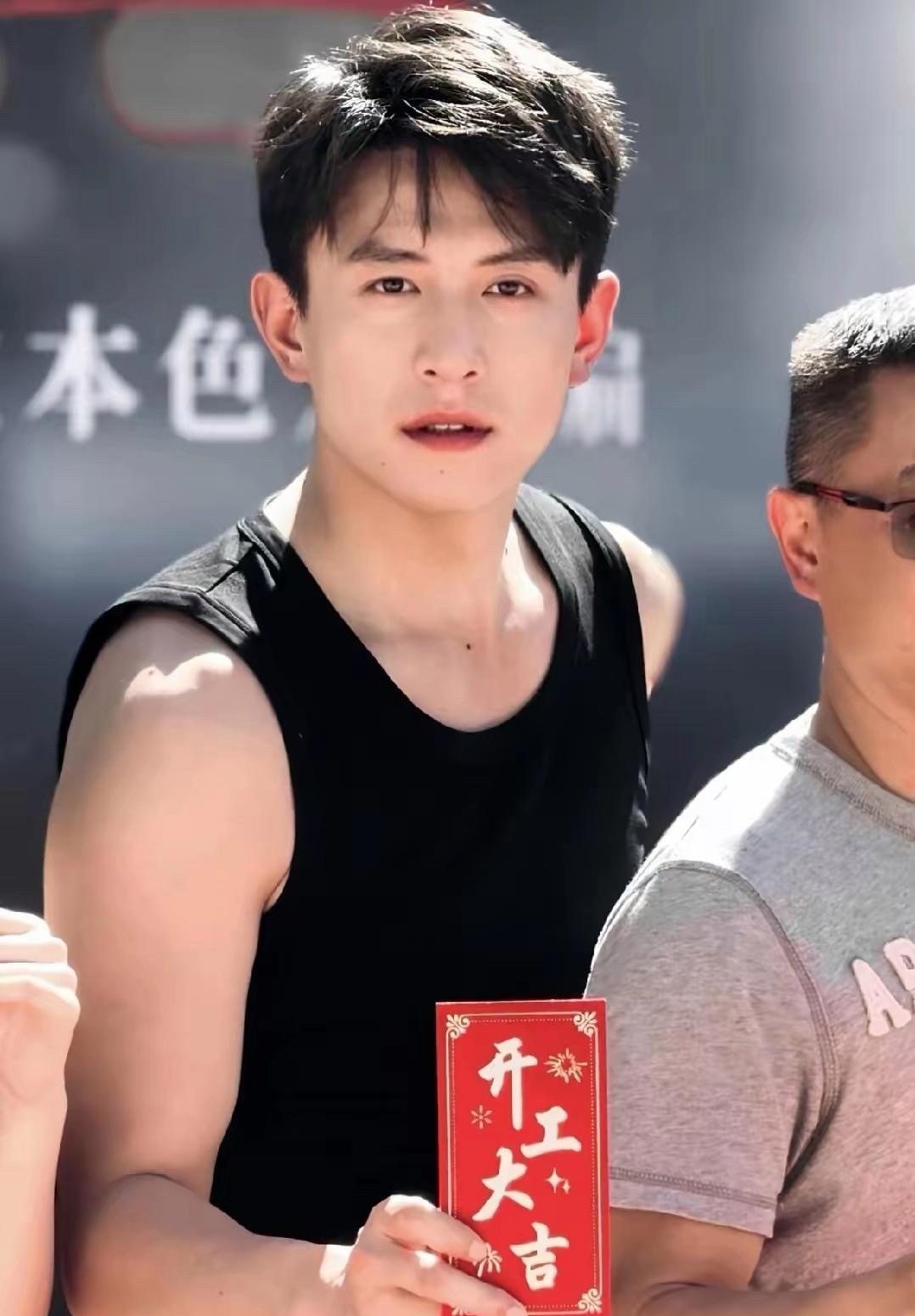 大家有留意吗?刘萧旭这个人有个特点只要他不穿西装不演霸总,他看起来就是20多岁的