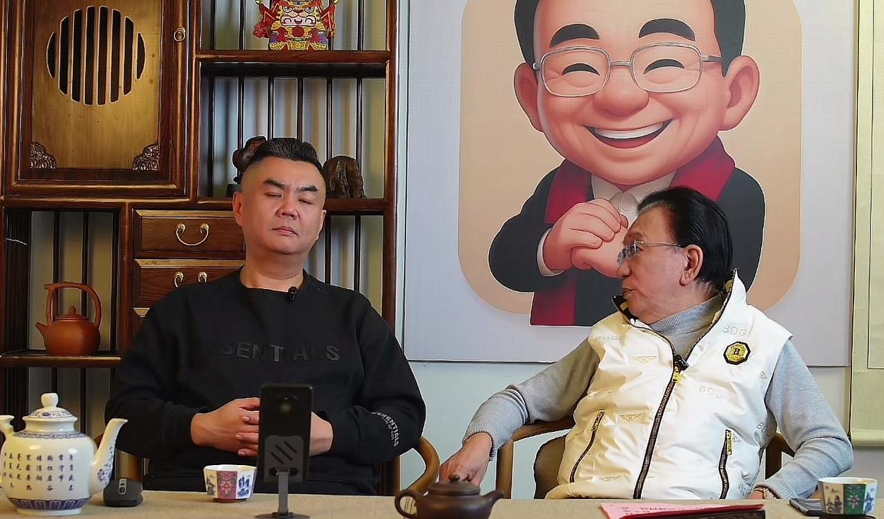 【著名相声演员张伯鑫和相声大师侯耀华直播，大聊特聊相声发展，你怎么看？】近日，