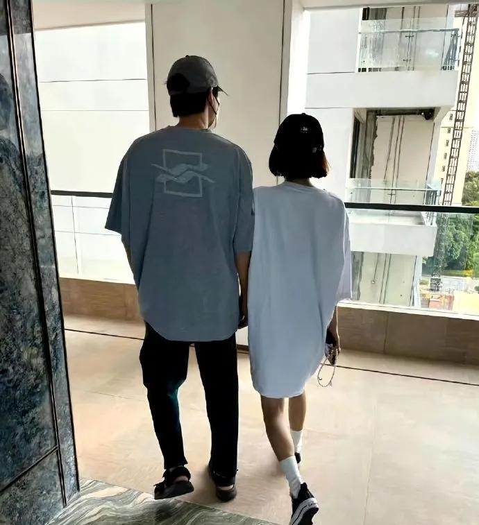 辛芷蕾秦岚挽手同框掀回忆杀，秦岚魏大勋绯闻再添新注脚娱乐圈的瓜田总在不经意间冒