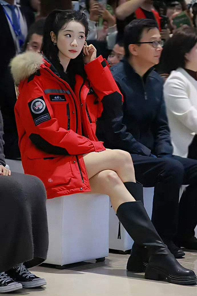 看了张艺凡才发现有人翘二郎腿一只脚居然可以踩到地上​​​