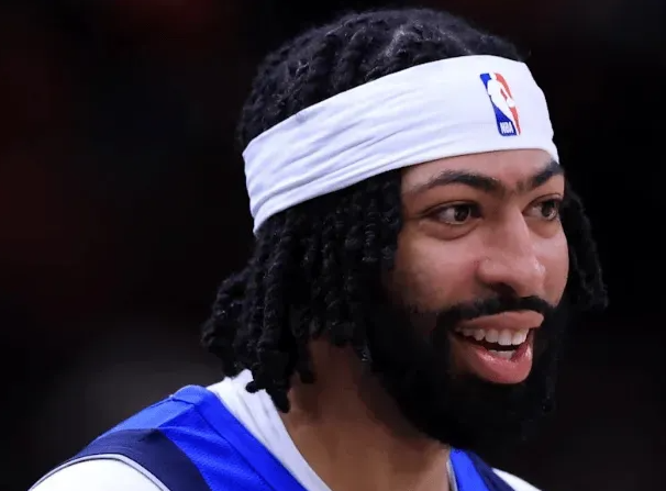 独行侠主帅基德今日在采访中，谈到了浓眉的恢复情况。“他训练得非常努力，他已经回