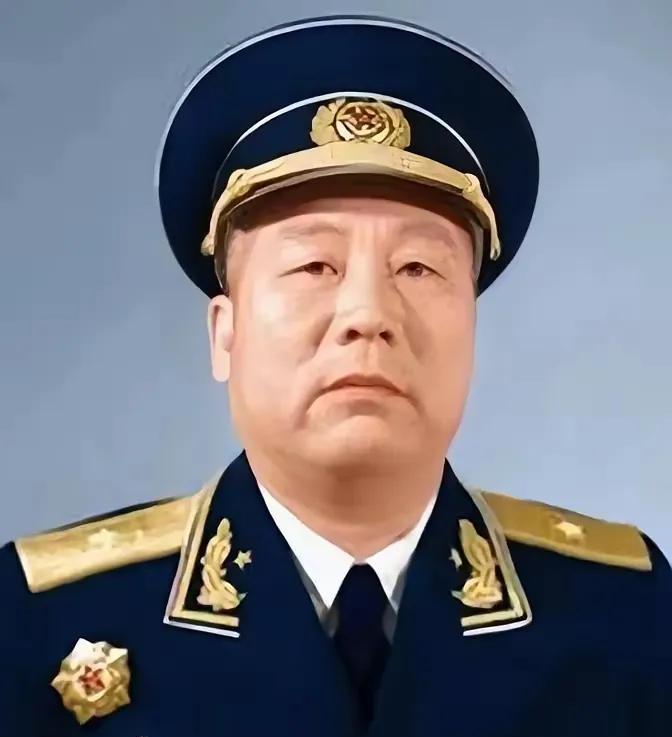 1945年，中苏军方宴会上，苏军和曾克林开玩笑，“你喝一杯酒，我就给一座军火库。