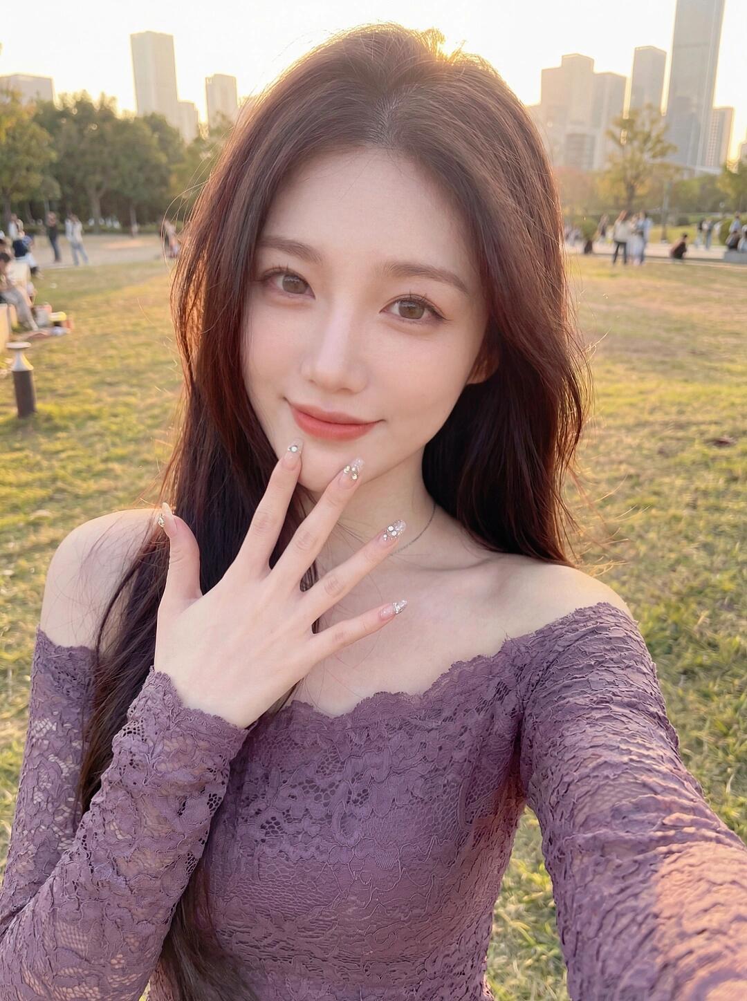 拍出氛围感~天气暖和喽～出门晒太阳~你是喜欢御姐风还是温柔风?