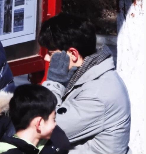 肖战完全是兔子来的耳朵冻红的肖战更像兔子了谁来懂一下