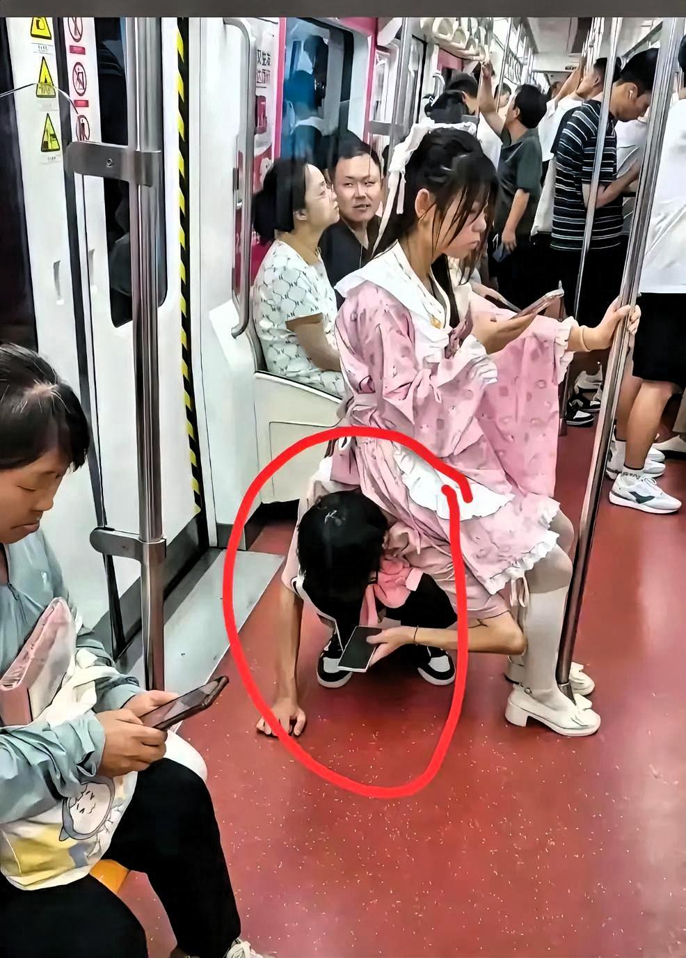 今天坐地铁可算开了眼！一女孩刚上车没座位，她男友竟直接蹲下，女孩一屁股就坐上去了