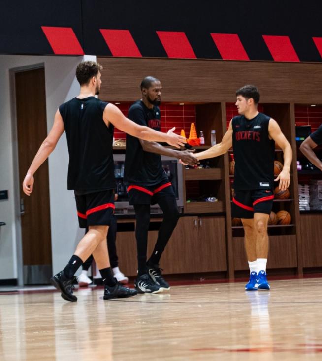 火箭队的新星谢泼德参加了今年全明星赛的新秀挑战赛。而在谈到是否会考虑参加即将举行