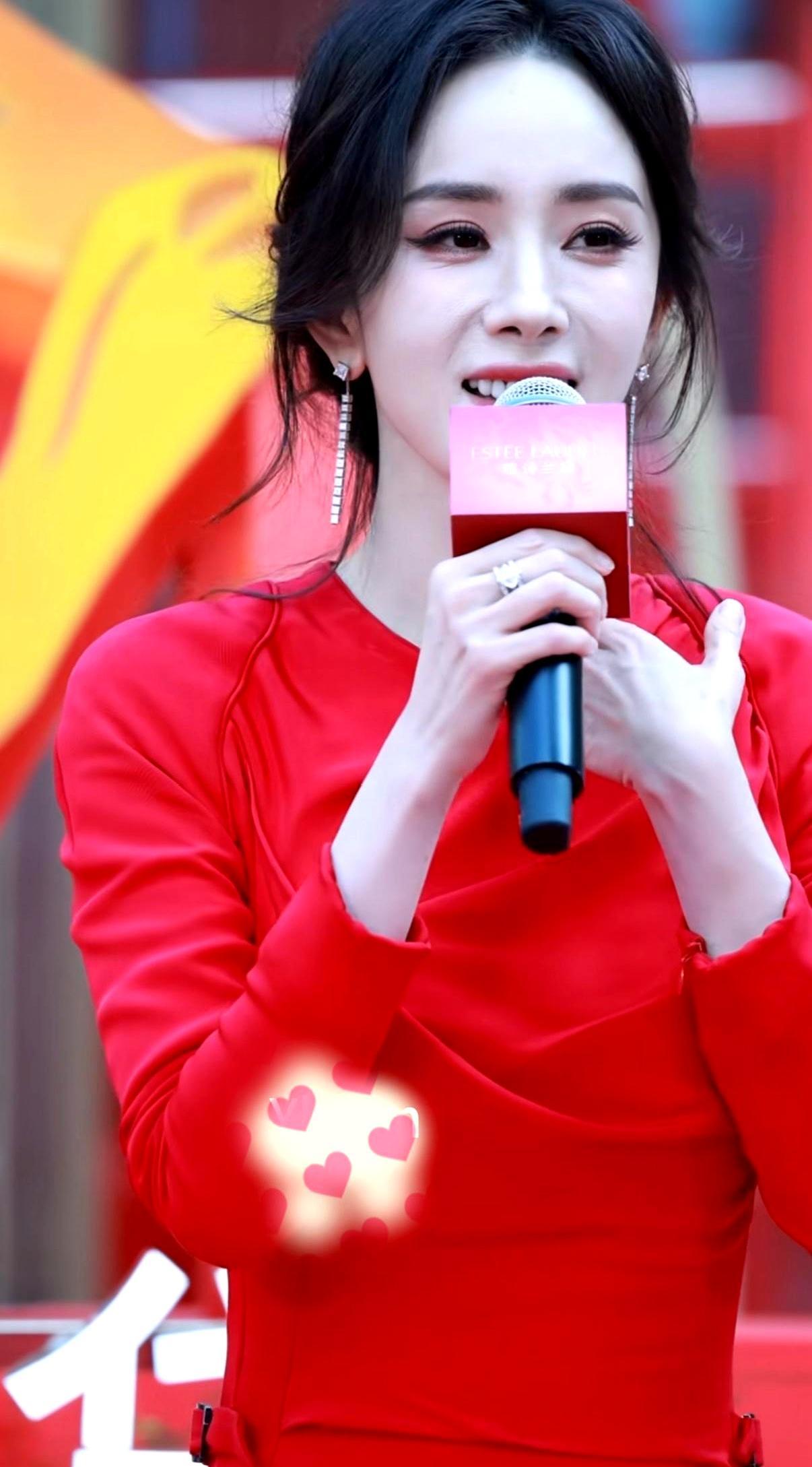 红裙同框，谁才是真顶流？昨晚慈善夜，杨紫杨幂前后脚走红毯，同穿大红长裙，镜