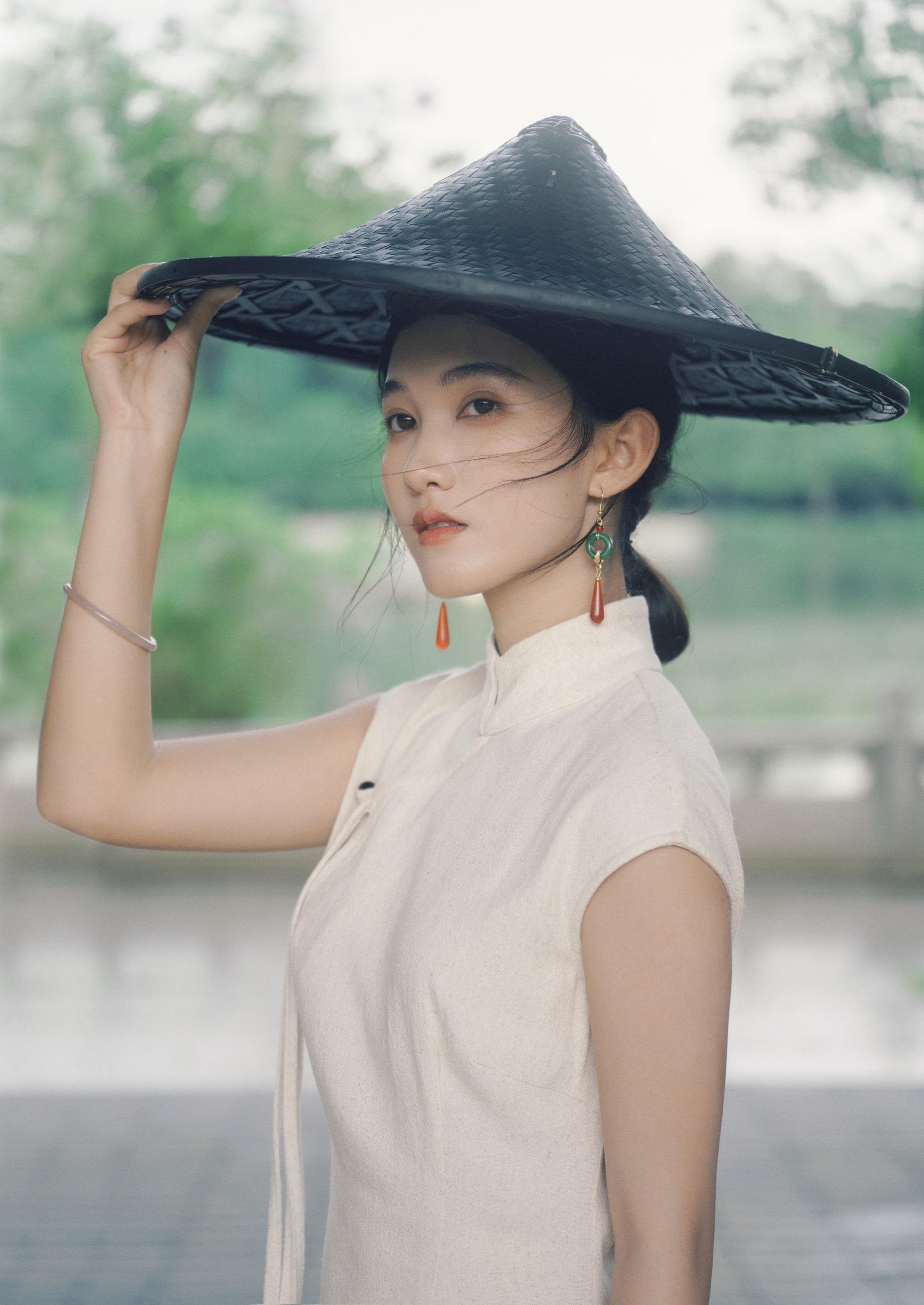 就这旗袍穿着带劲！存一些适合i人姐妹旗袍拍照的小幅度动作。  其实内向...