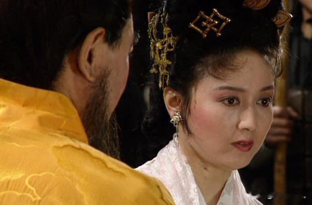 公元178年，丁夫人嫁给曹操两年，却迟迟没能怀孕。于是丁夫人主动将貌美的陪嫁丫鬟