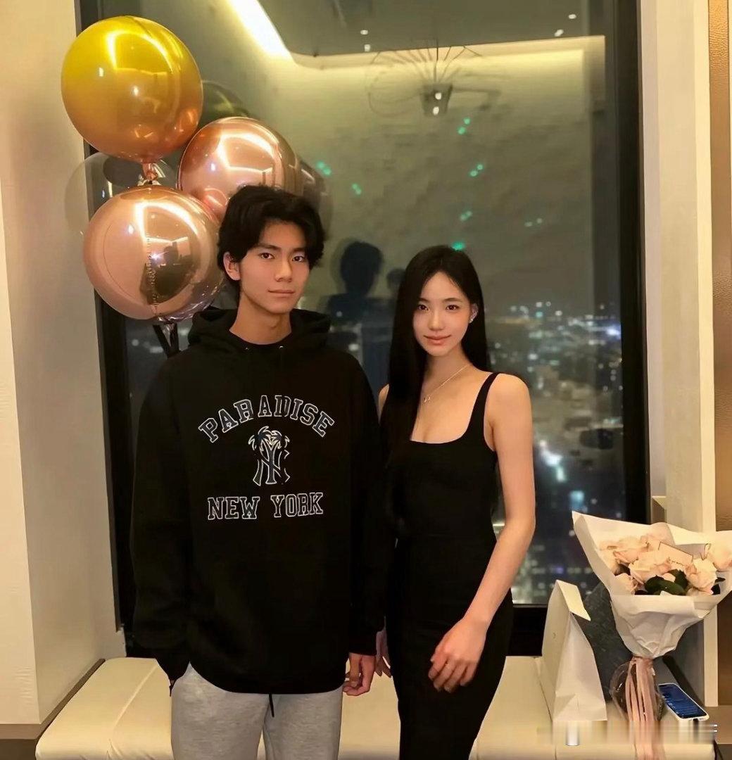 小S的两个女儿，和表哥米谷一同拍摄了宣传写真。米谷是小S大姐的儿子，不少人意外发现他长相十分帅气。​