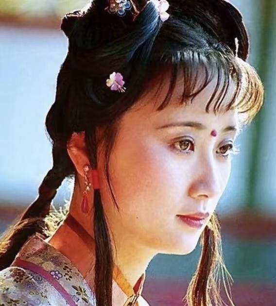 2025年，我突然读懂了林黛玉的眼泪：那不是矫情，是贾府里最高级的清醒。她哭，