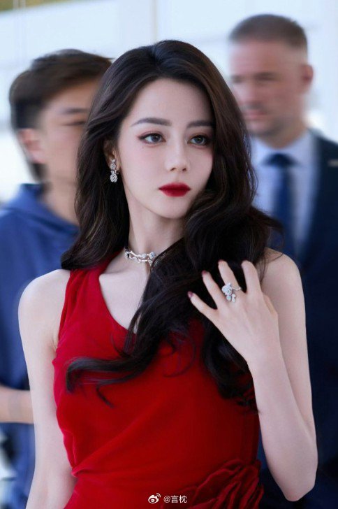 迪丽热巴希望老婆可以永远闪耀在全球迪奥彩妆总监点赞迪丽热巴迪丽热巴巴