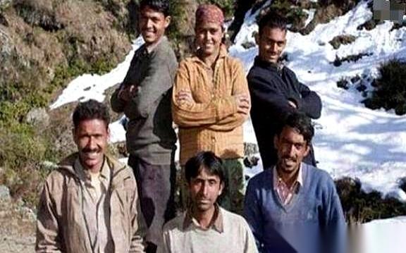 印度一些山区，一个女人嫁给亲兄弟五个。这事听着像古早奇闻，但背后的算盘，直白到