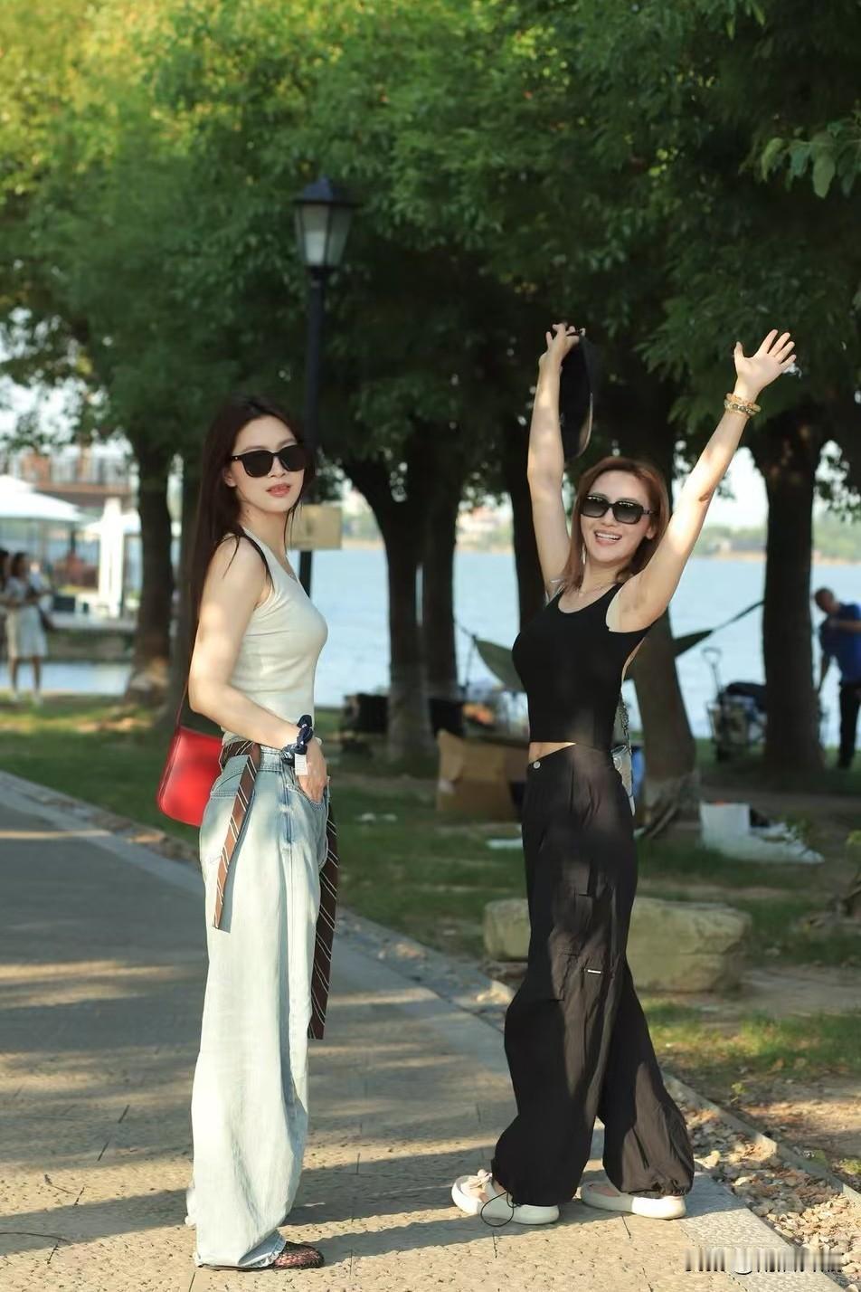 生命仅一程，哭笑皆风景；握紧每个清晨，爱与光亮自会在寻常日子里发芽。