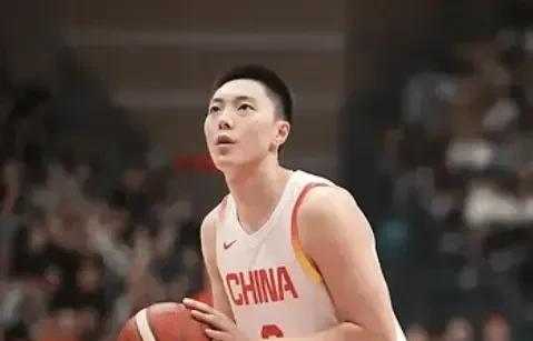 恕我直言，胡明轩突破迎着防守人，篮下进攻技巧少了点。躲着打不会打时间差；男篮小将