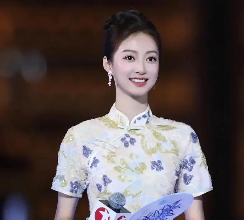 龙洋春晚站C位，冯琳还在熬周末档？央视2024春晚，龙洋坐镇分会场总主持，