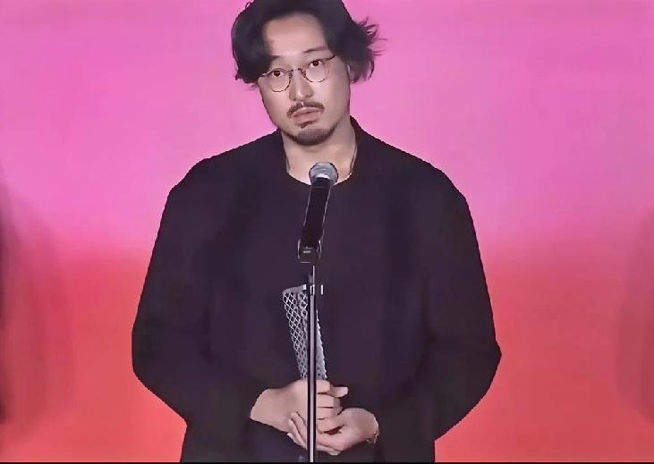 笑死我了，装也不装了，第一次看到拿影帝这个表情的，没有一点喜悦和激动。[笑着哭]