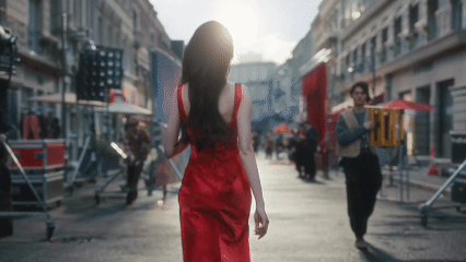 梁朝伟迪丽热巴好像在拍电影这一抹跳跃的红色，是咖啡的温度，也是幸运的预兆。当影