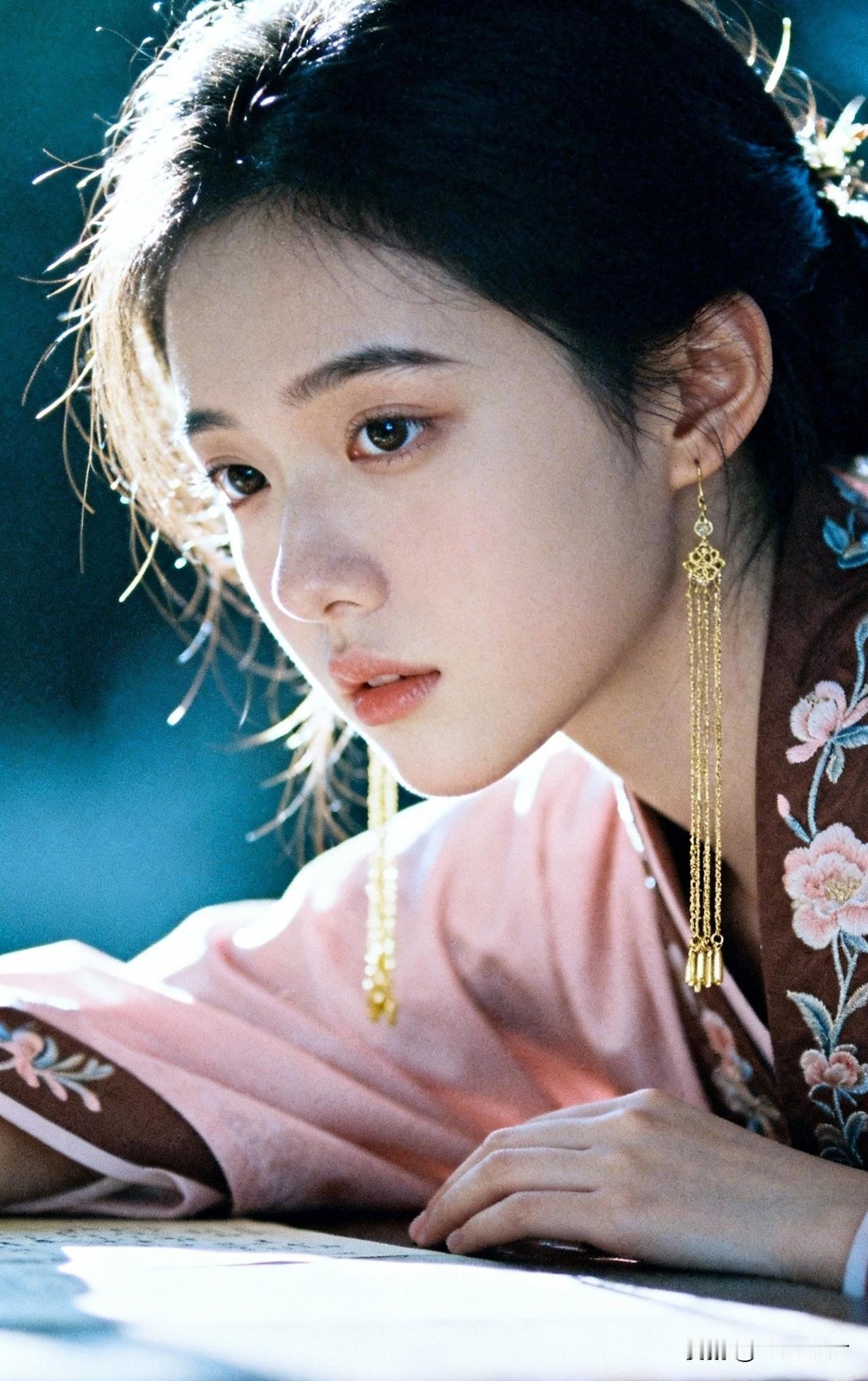 沉静如水的古风美人，金耳环闪耀，古典韵味十足。