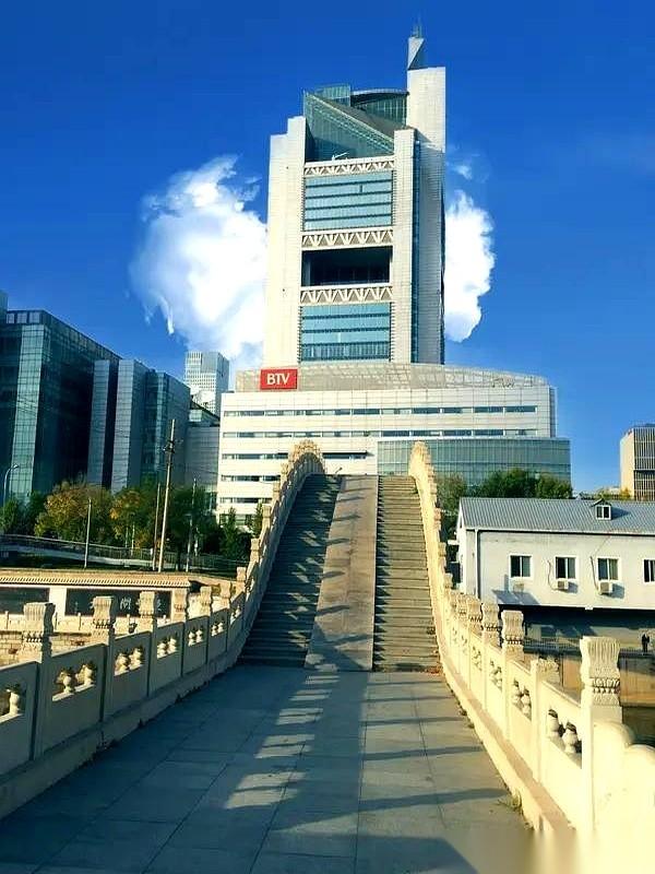 我得缓一缓，昨天被六公主的骚操作给整不会了。一整天，就那么明目张胆地，把电影院