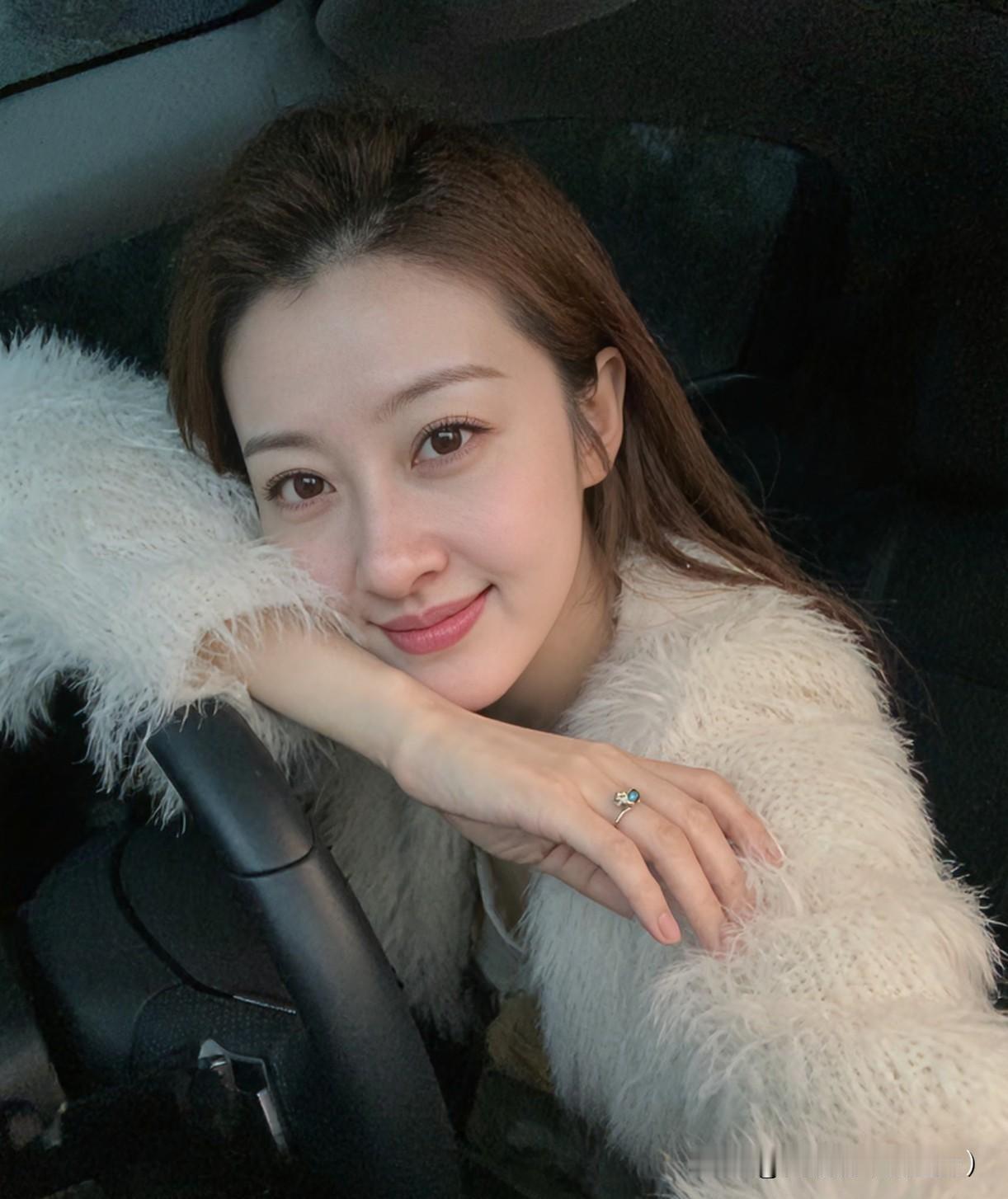 男人确实吃女人示弱那一套，尤其是撒娇可爱的样子，他们挺上头的。但这不等于