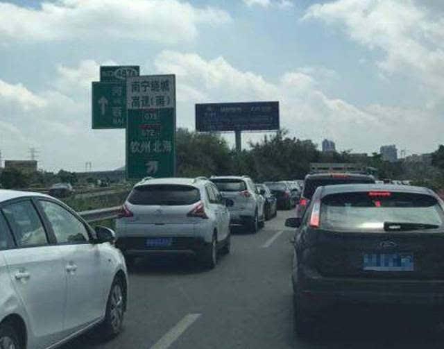 开车一大错觉，堵车时总觉得隔壁车道比自己车道快！其实并不见得快多少，更多时候是