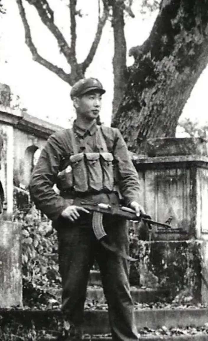 1962年，南京军区司令许世友开完会去食堂吃饭。他看见角落里有个老战友独自低头扒