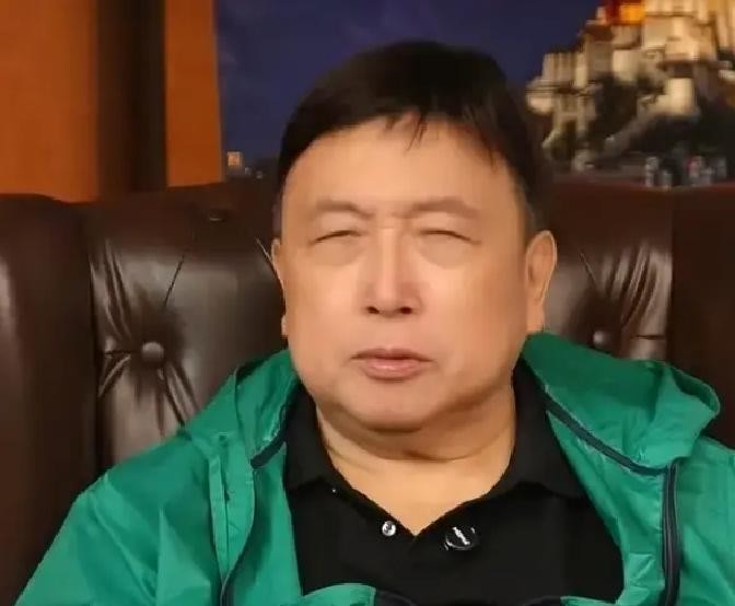 导演王晶在一次访谈里说了句大实话，他说香港演艺圈红人多，但真正红了四十年、一次都没“飘”过的，只有谭
