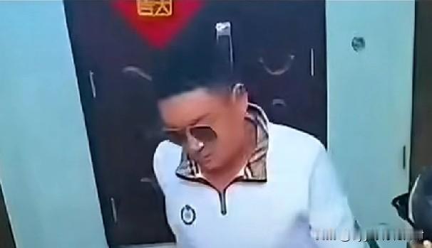 太解气了！白衣男子和妻子乘电梯外出，下降时被一个楼层的业主叫停了！电梯门一开，发