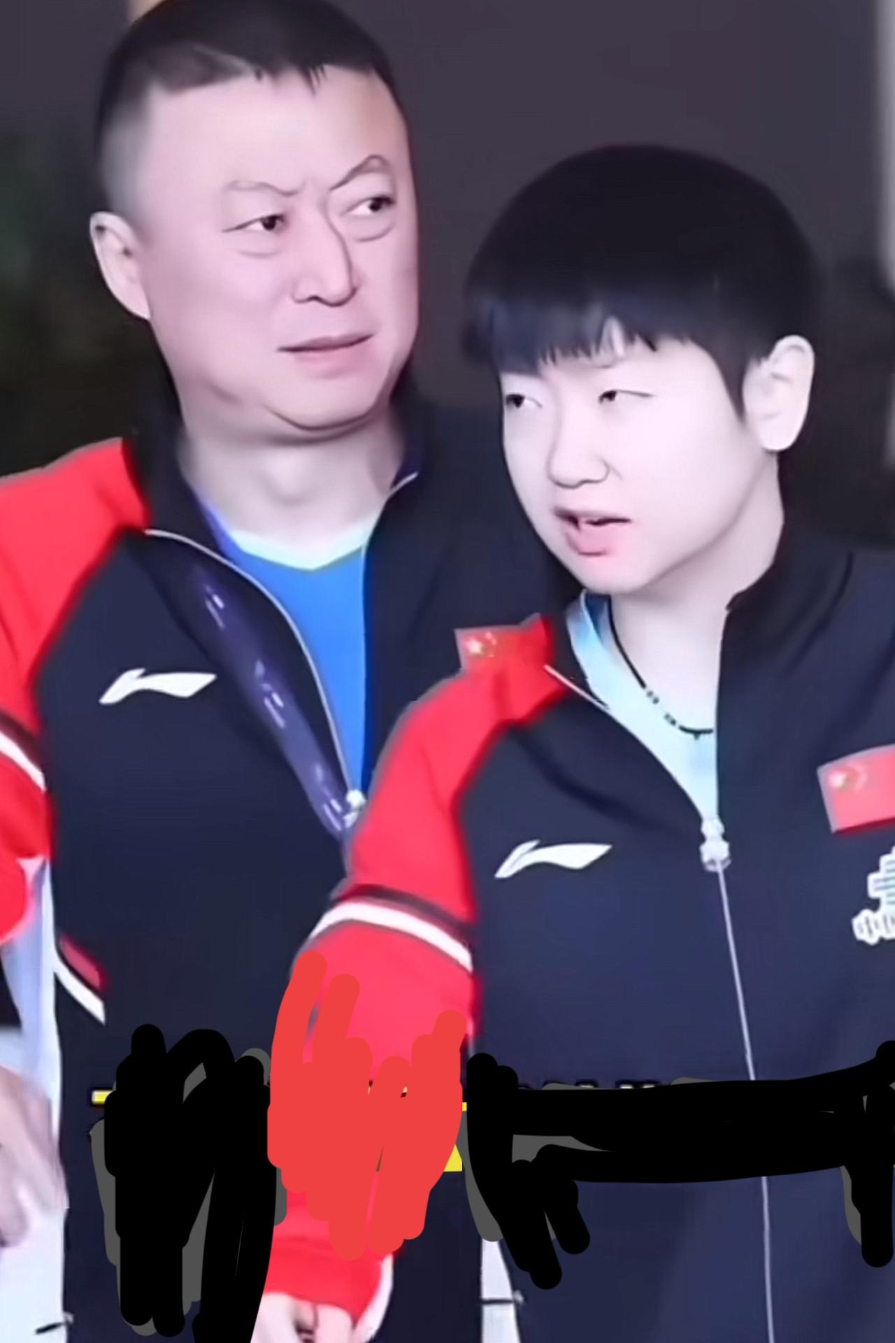 马琳：莎莎。莎：啥事，马导？马琳：最近脚踝还疼嘛？莎：站时间长了有点疼。