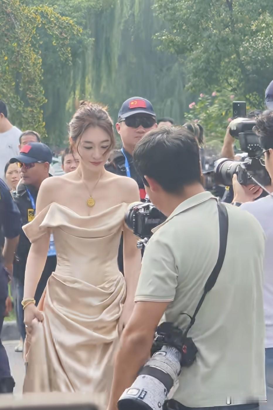 李小冉50岁状态这么好，是不是全靠基因啊！这真是后天怎么努力都比不过天赋型选手！