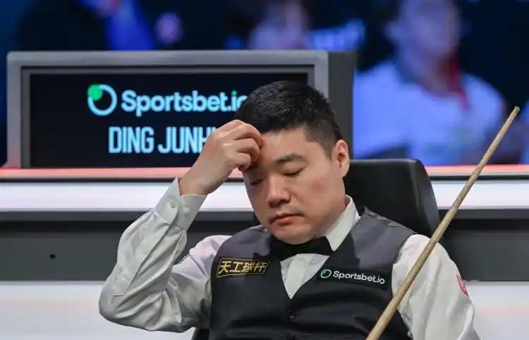 唐纳森真不简单，在丁俊晖三连鞭轰击下，不慌不忙，顽强反击，回敬一波二连鞭，将比分