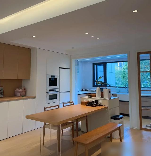 这才是普通人梦想中的家啊！杭州27岁姑娘打拼10年买的158平一楼横厅，暖色调装