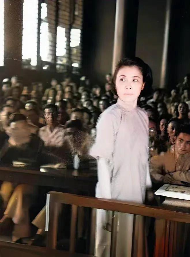 1946年的审判现场，这张照片记录下女汉奸莫国康受审的一幕。站在法庭围栏之内的她