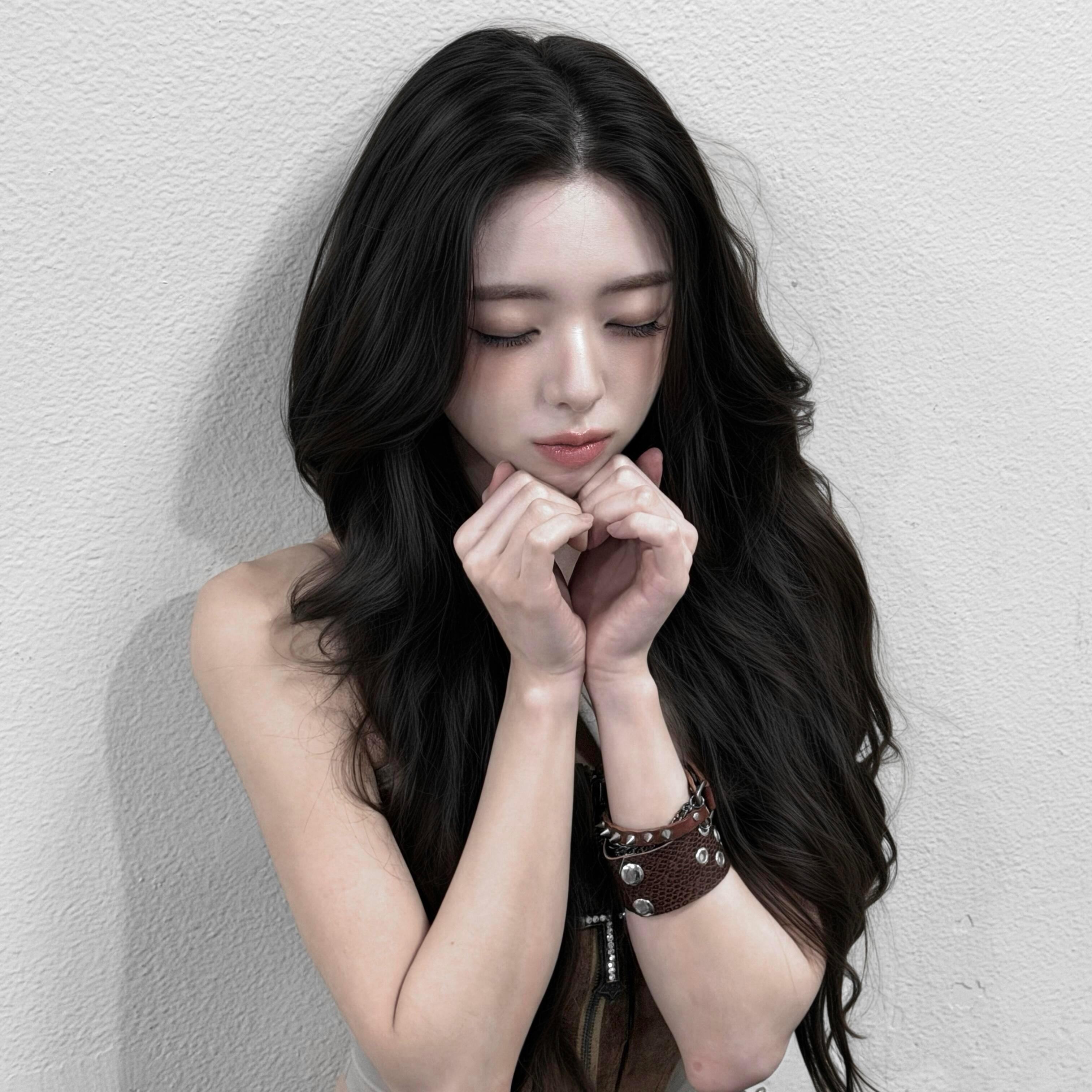 好震撼的脸型和五官并且深深体会到申有娜英气的浓颜好适合这种怪诞风格….