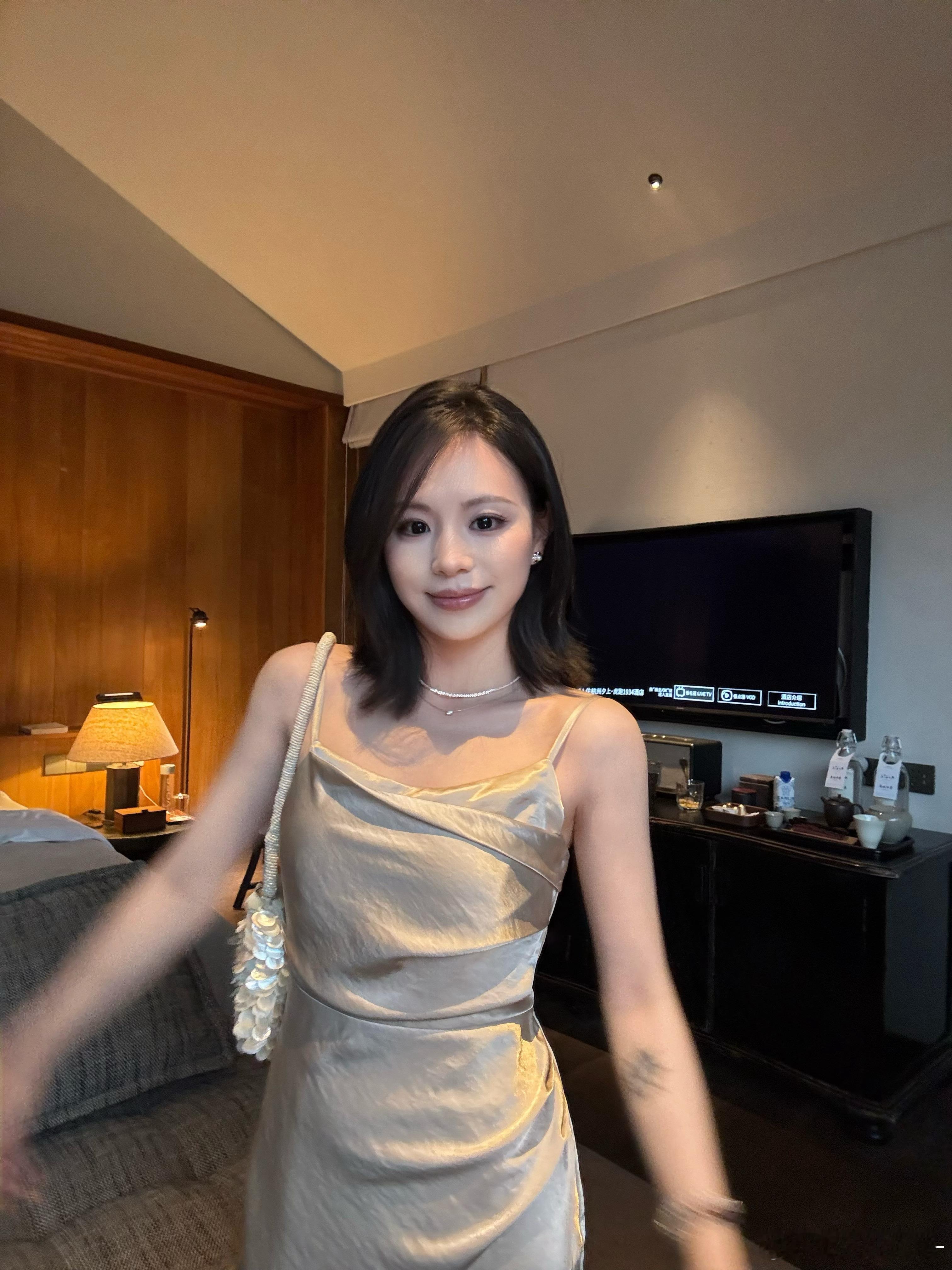 嘻嘻尝试不一样的感觉～本来上个月去朋友婚礼穿这个但是天气太冷了带过去没有穿衣橱里