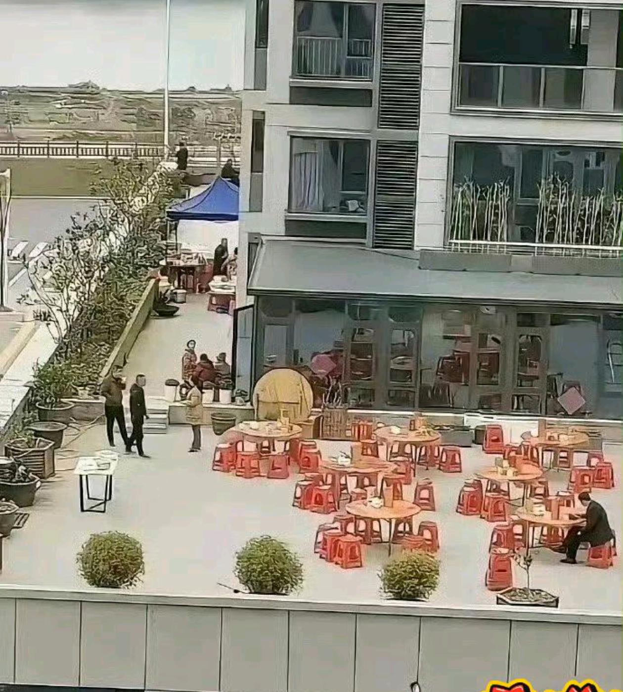 大家说说，我该投诉吗？楼顶又不是他家买的，他在上面办宴席