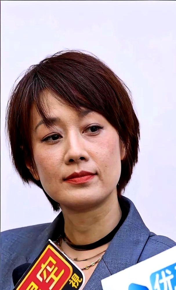 马伊琍的无滤镜生图被全网疯传。眼角的褶子、松垮的下颌线一览无余，评论区却出奇地没有一个人嘲笑。顶着法