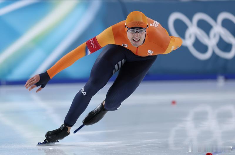 廉子文被取消成绩按照速度滑冰比赛规则，为了保证内、外道选手滑行的总距离相同，运动