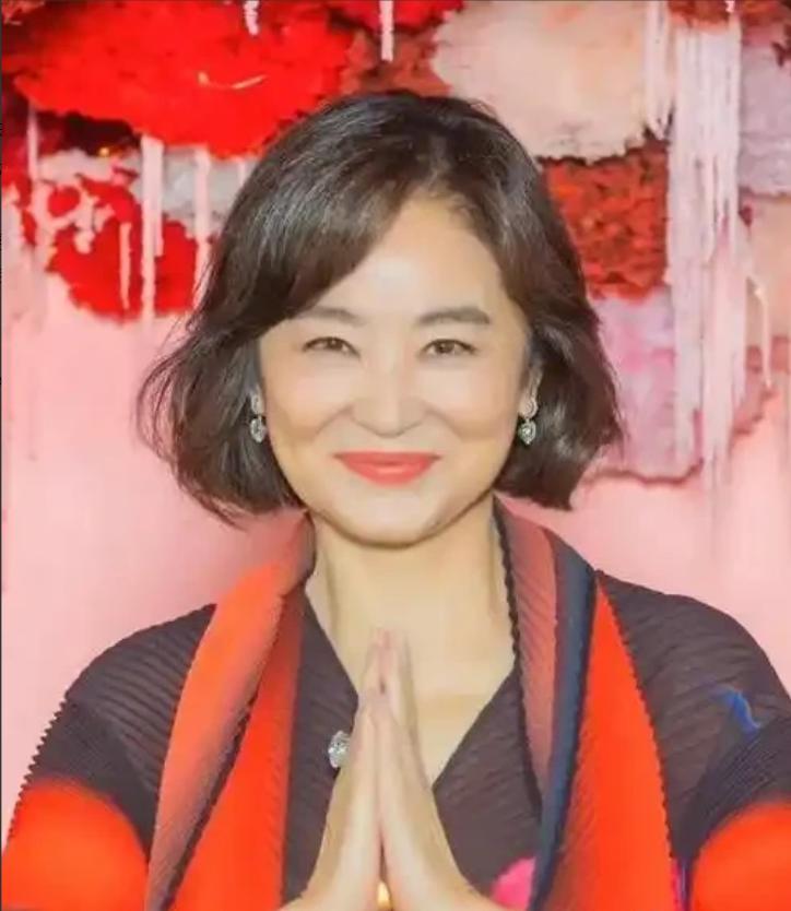 林青霞，冲上热搜。7月20日，谢贤去世后，他的好友林青霞突然冲上了热搜。港媒