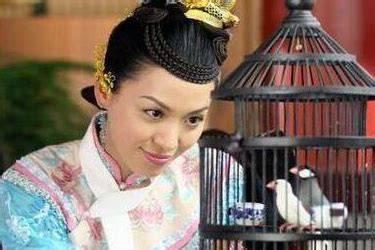 1855年，一个女人在紫禁城寿康宫咽下最后一口气。她头上顶着"皇太后"的封号，但
