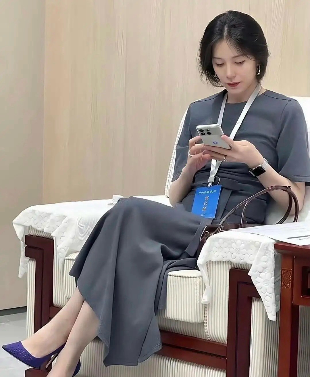 想不到蔚来老板娘王屹芝，原来是央视的才女，会双语主持，太厉害了。这颜值和气质放