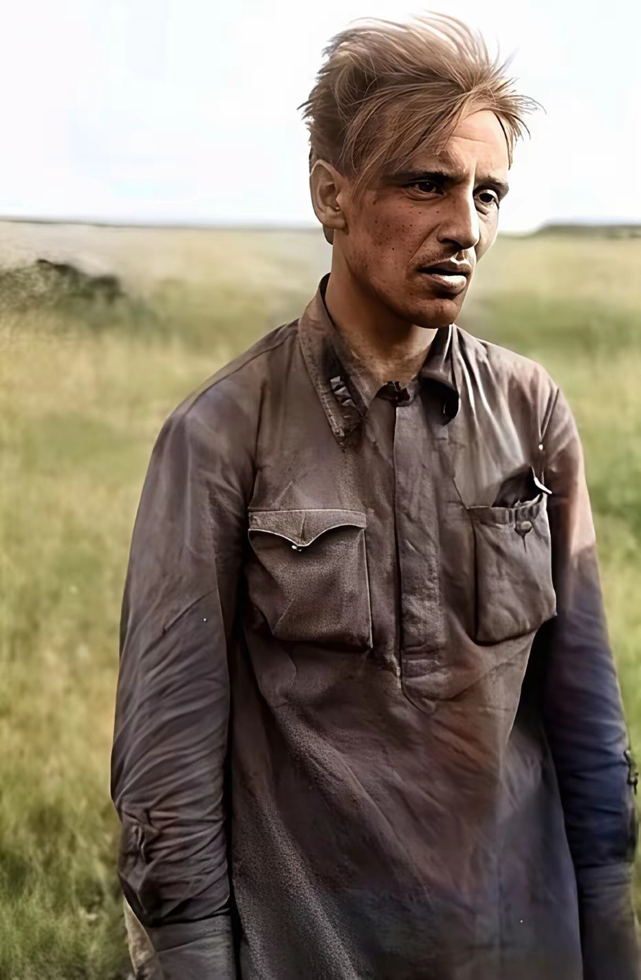 二战期间，苏军152步兵师政委泽姆尼亚科夫上校被德军俘虏时的一幕，他头发凌乱表