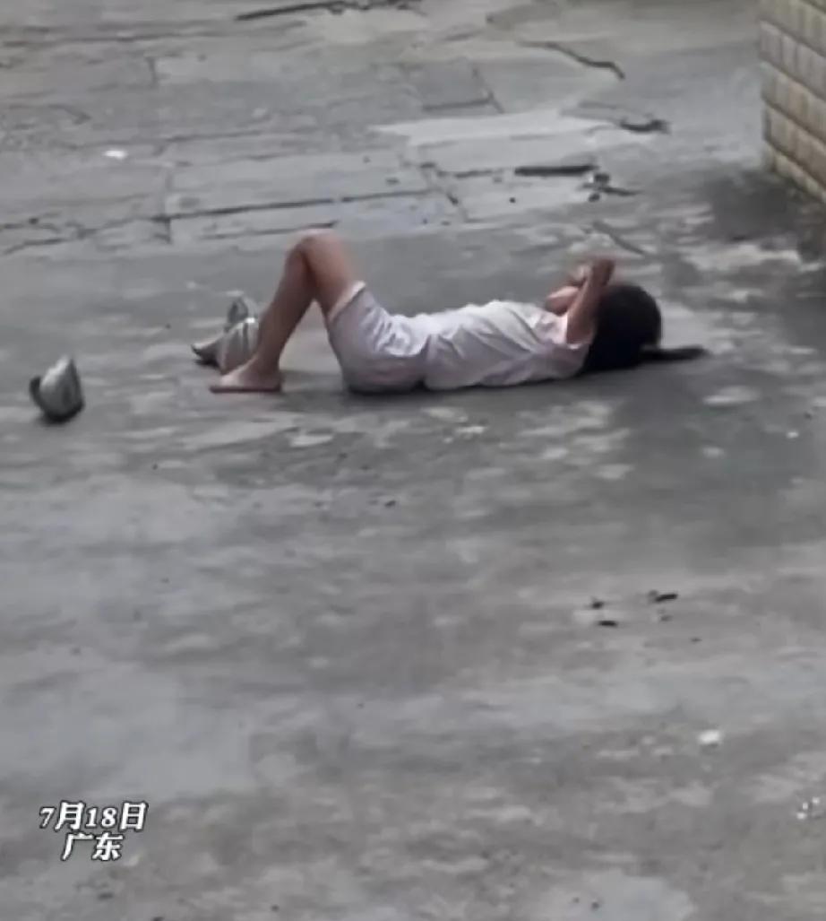 7月18日，广东的一小女孩和奶奶耍起了小脾气。躺在路上捂住眼睛，双脚乱蹬哇哇大哭
