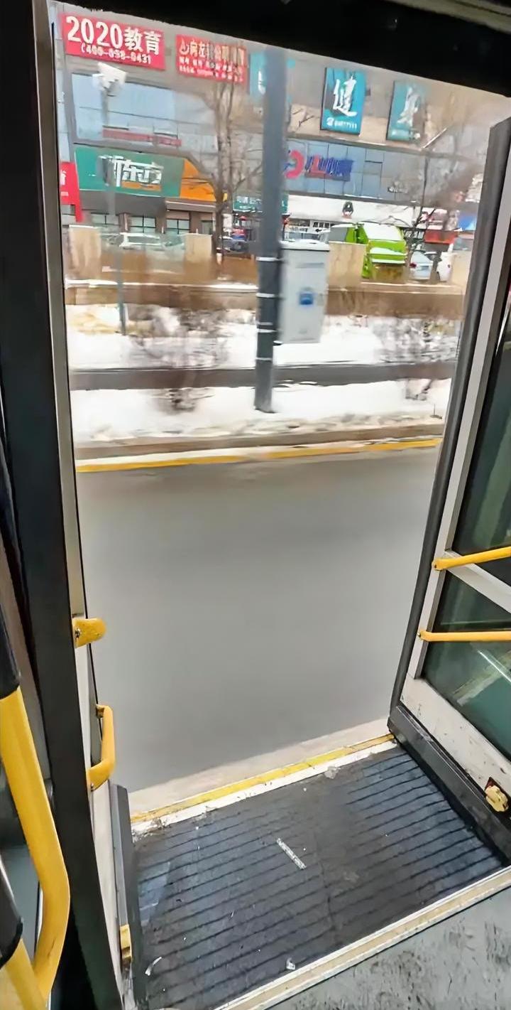 长春公交车又被神评了，一网友坐公交车后门没关上，估计是故障了，网友配文：“在长春