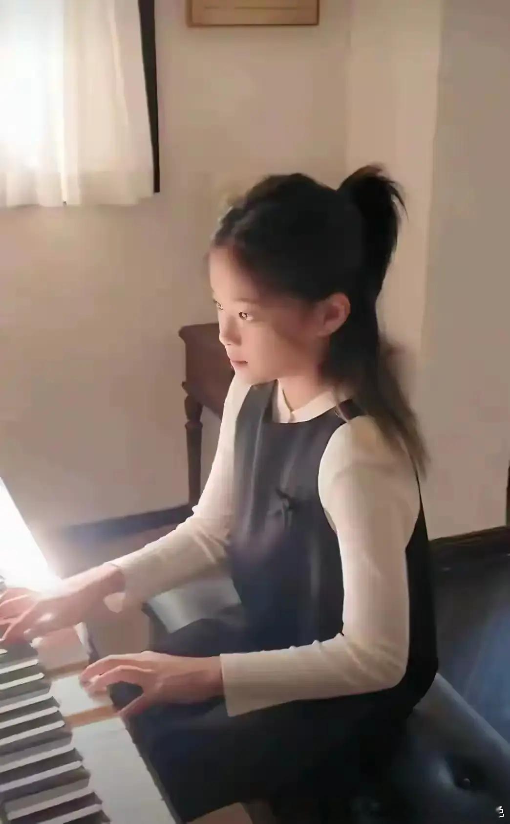 梅婷的女儿好漂亮，母女俩长得一模一样，她把女儿培养的很优秀!