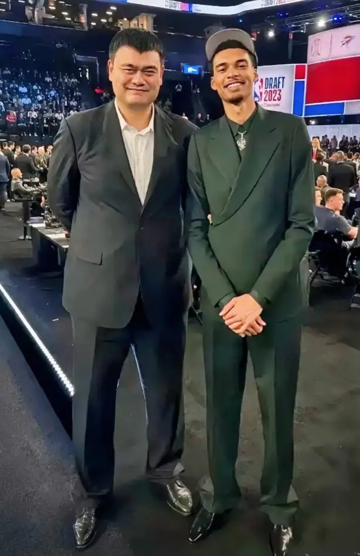 从文班亚马的出现可以得出！现代篮球里，大中锋想要成长为联盟顶流巨星，唯一可行的