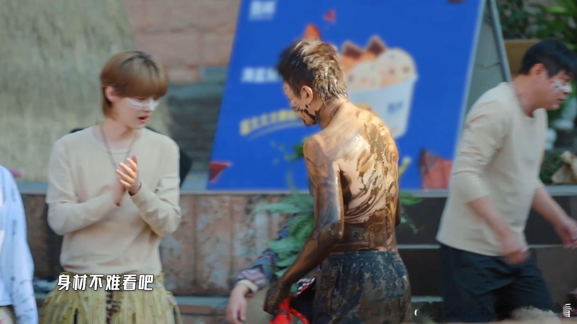 邓超问鹿晗身材不难看吧哈哈哈哈哈邓超炫耀腹肌的样子像极了小朋友得了奖状，鹿晗配